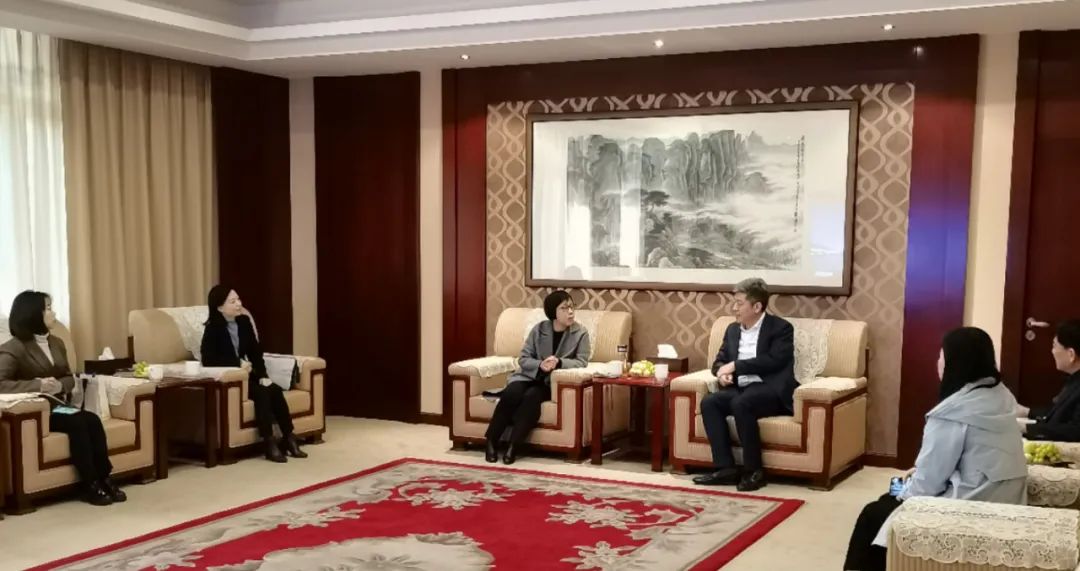 ��ɽ����Э����ϯһ���߷ò�ҵ����