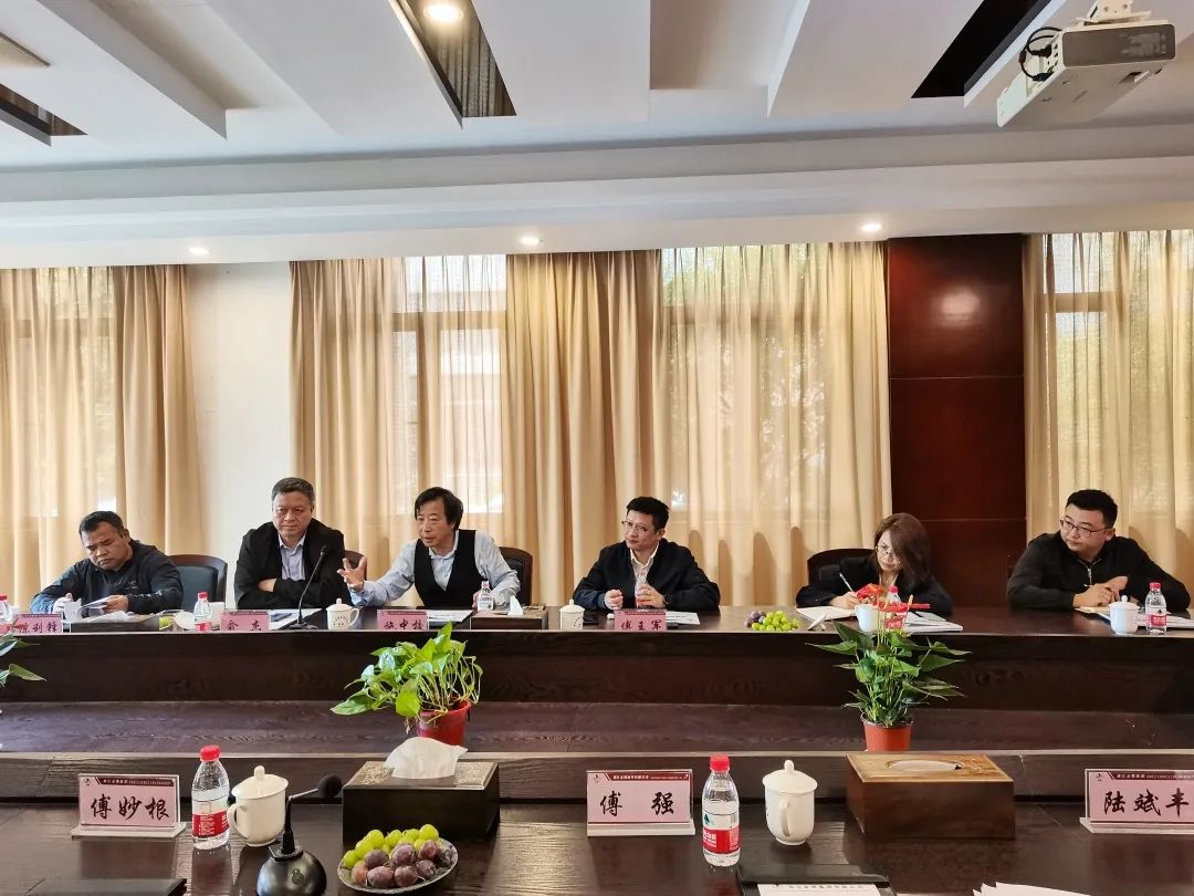 �ڰ����ſ�����һ���߷ò�ҵ����